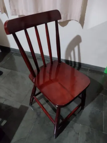 Vende-se cadeira de madeira maciça