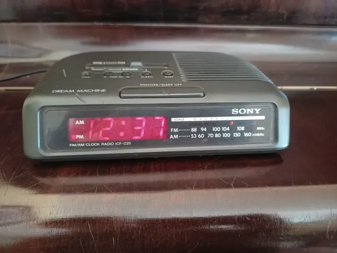 Radio relógio vintage Sony Dream Machine ICF-C25
