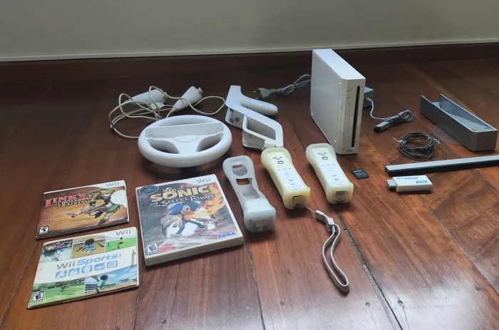 Nintendo Wii Desbloqueado Completo + 2 Controles + 1 Adaptador Wii Motion Plus + 3 Jogos