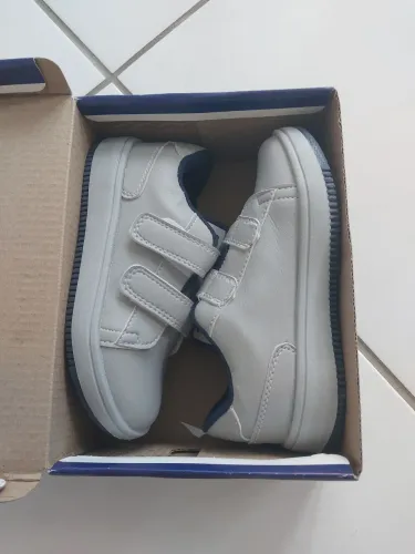 Sapatos novo e semino infantil