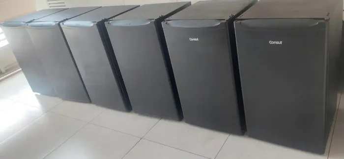 Frigobar preto R$ 860,00 cada adquirido em escritorio que fechou funcionando perfeitamente