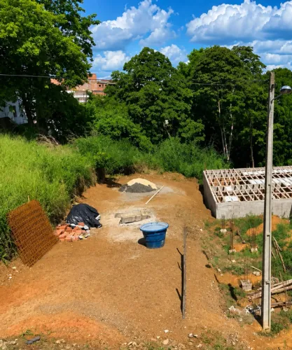 Terreno 8x23m na Avenida Barreto, bairro do Japão, Centro. Rua da igreja católica.