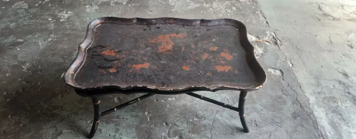 Mesa de centro oriental antiga