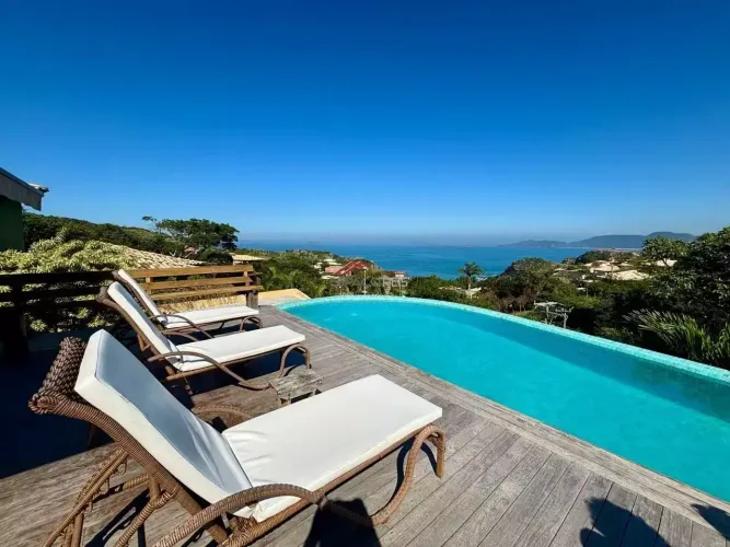 Casa Pousada à venda com 6 suítes, 1 studio completo na Ferradurinha Buzios