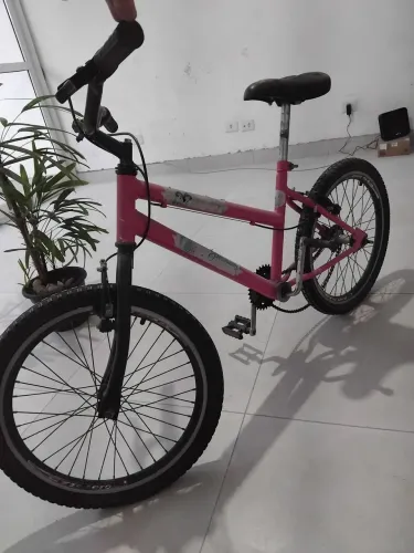 BICICLETA INFANTIL JOVEN MENINA ROSA ARO 20 R$280,00