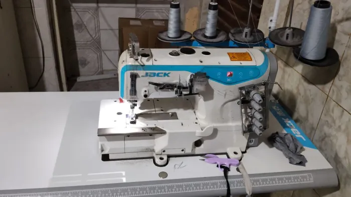 Vendo máquinas de costura semi novas 2 Galoneiras e 1 overloque