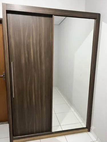 Guarda roupa duas portas com espelho