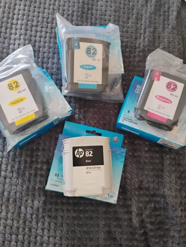 3 cartuchos tinta coloridos e 1 preto, modelo 82