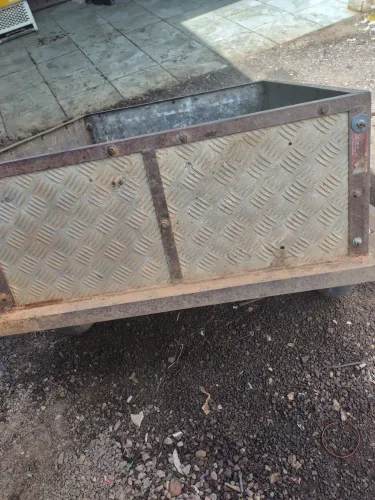 vendo uma carretinha de 1.15 de comprimento e 80 de largura.. 1.100 reais..