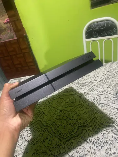 PlayStation 4 Fat 500 GB de memória com três controles todo completo 