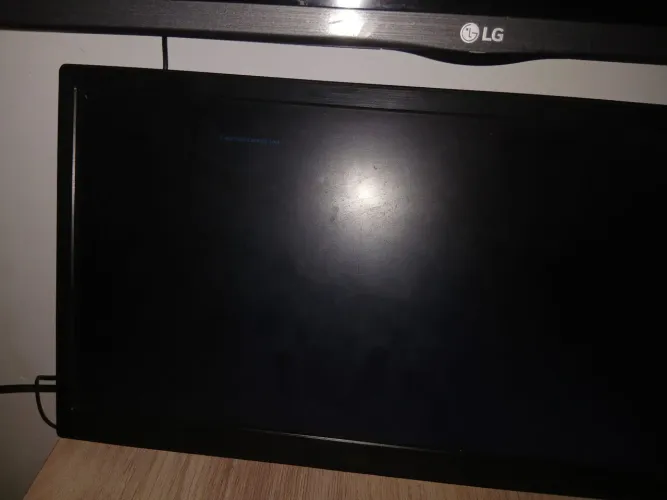 Monitor com pequena listra azul no meio 
