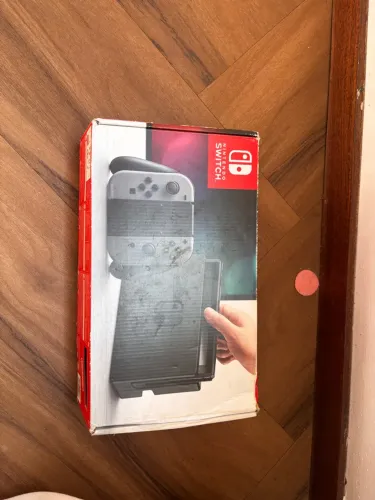 Vendo Nintendo Switch + 3 Jogos Físicos + Case e Acessórios