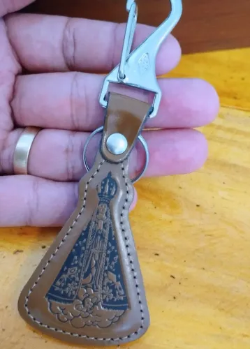 Chaveiro Nossa Senhora Aparecida em couro