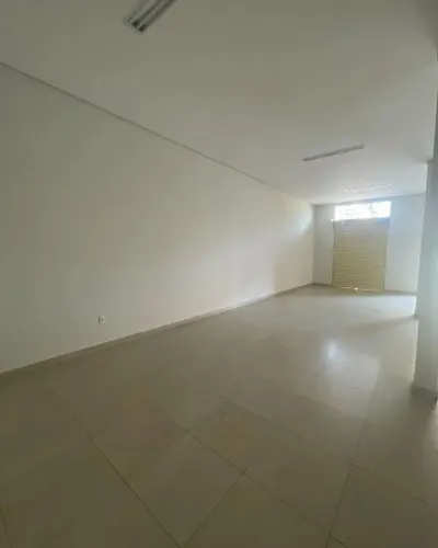 Loja 90m² | 2 Portas de Aço | 2 Banheiros | Ótima Localização