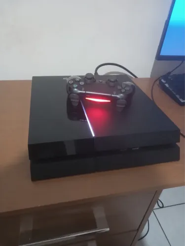 Vende-se PlayStation 4 usado em boas condições + controle