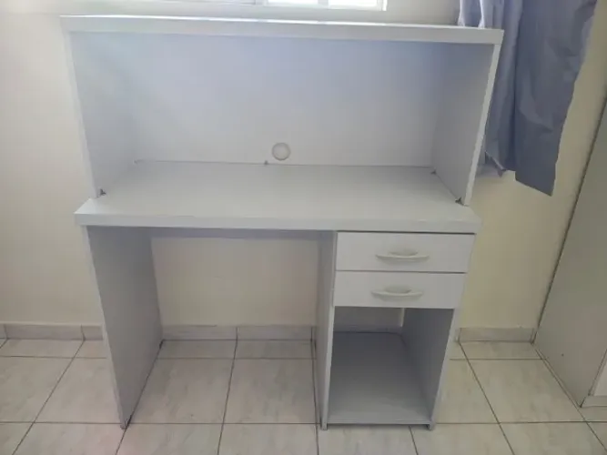 Mesa de computador com gavetas