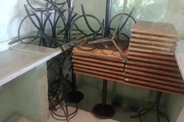 Mesa quadrada de madeira