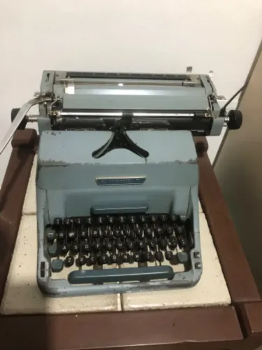 Máquina de datilografia alemã , para quem é colecionador vai gostar muito.