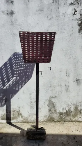 Lixeira para calçada. Resistente e prática. 