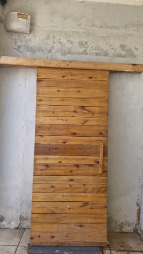 Vende-se porta de madeira