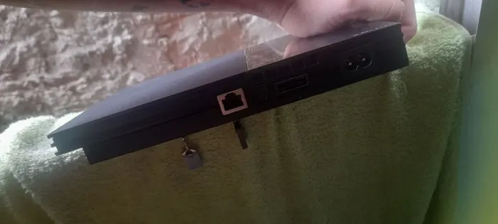 Vende-se PS2 à vista e para vir pegar até o local com dois controles e três pen drive