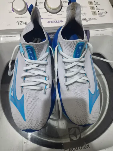 Tênis de corrida com placa