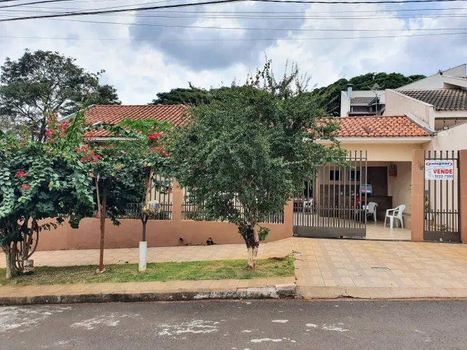 Casa à venda em Parque Residencial Tuiuti, Maringá-PR