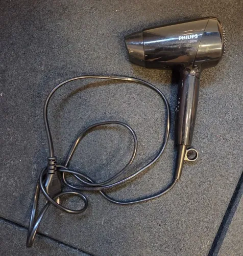 Secador de cabelo compacto Philips 1200W preto,  dobrável 127V 