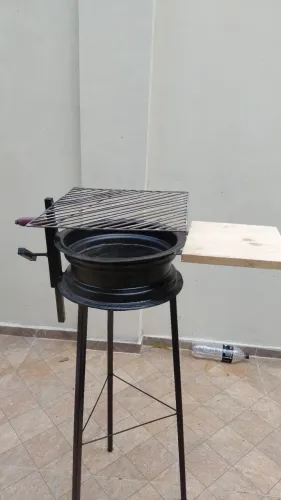 Churrasqueira com grelha regulável