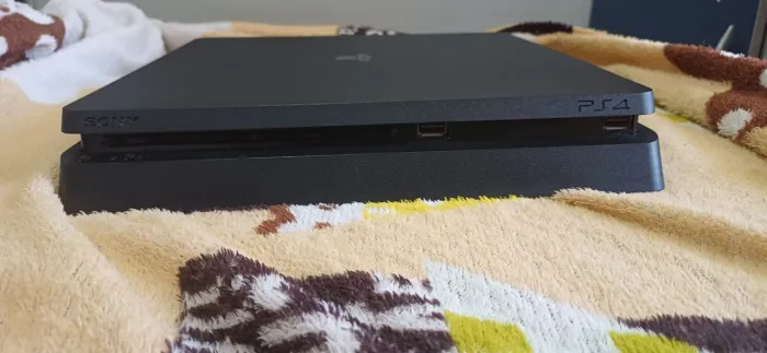 PS4 SLIM 500GB, 2 CONTROLES E GOD OF WAR RAGNAROK