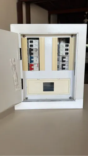 Quadro de energia completo com disjuntores