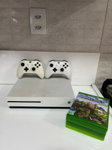 Xbox One S 1TB + 2 controles + 5 jogos