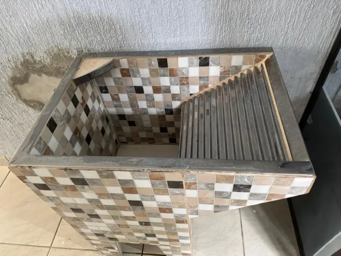 Tanque de concreto revestido de cerâmica e inox