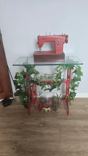Kit Decoração ? Pé de Máquina antiga + Tampo de vidro + Máquina Vigorelli