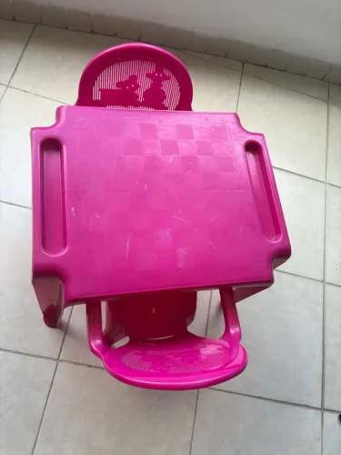 Mesa infantil Tramontina com duas cadeiras rosa 