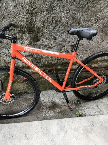 Vendo bicicleta com usa apenas duas vezes, semi nova banco confortável de marcha aro 29.