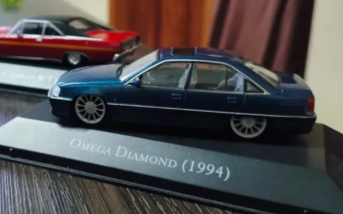 Miniatura Omega realista 