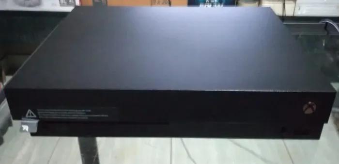 Xbox One X+Caixa+1 Jogo+2 Baterias de Controle e Manete Vermelha+Caixa