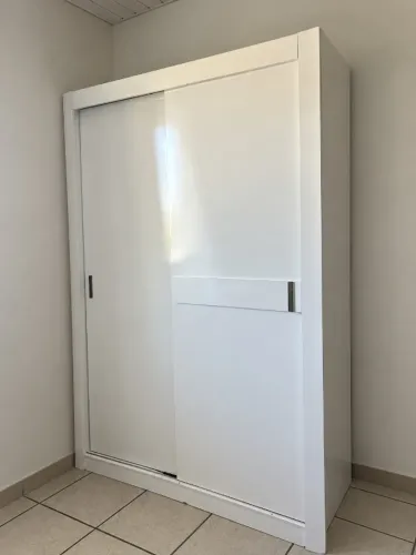 Guarda-roupa branco 2 portas de correr com gavetas