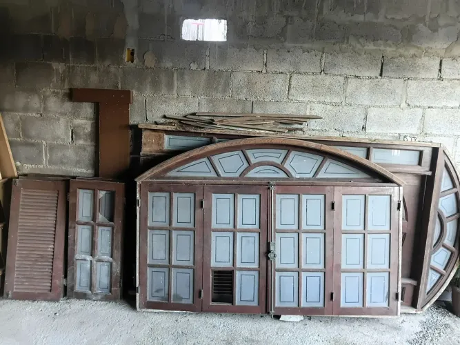 Porta grande e janelas em madeira estilo demolição