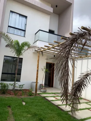 Alugo duplex mobiliado em rua pública no bairro Sim