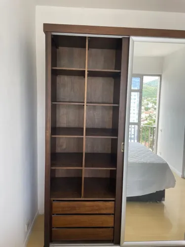 Guarda roupa em excelente estado, bem espaçoso e distribuído