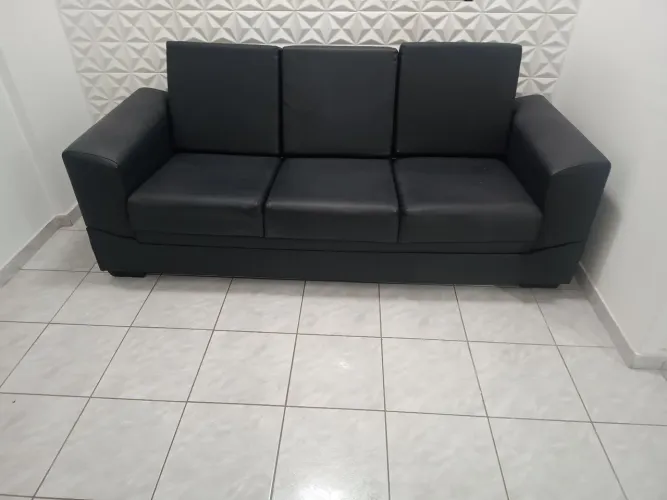 Sofá três lugares em corino