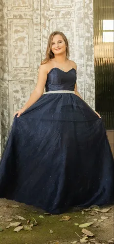 Vestido azul, 15 anos, com outra parte curta debaixo.