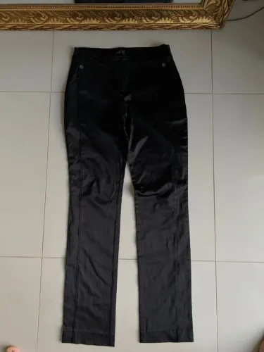 Calça marca Request social preta seda cetim estilo zibeline modela bumbum feminina justa