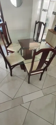 Mesa de Madeira Maciça com Vidro Acompanha 6 Cadeiras