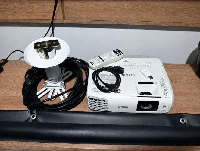 Projetor Epson x17 wi-fi