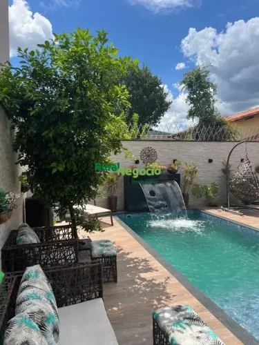 CASA COM FINO ACABAMENTO EM REGIÃO CENTRAL DE ITAMONTE-MG