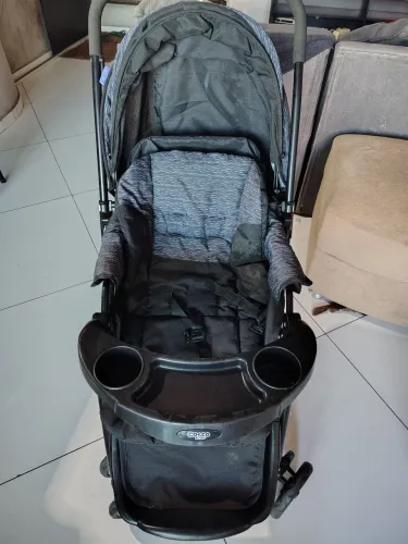 Carrinho de bebê semi novo