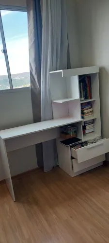Mesa de estudos com gavetas e prateleira para livros